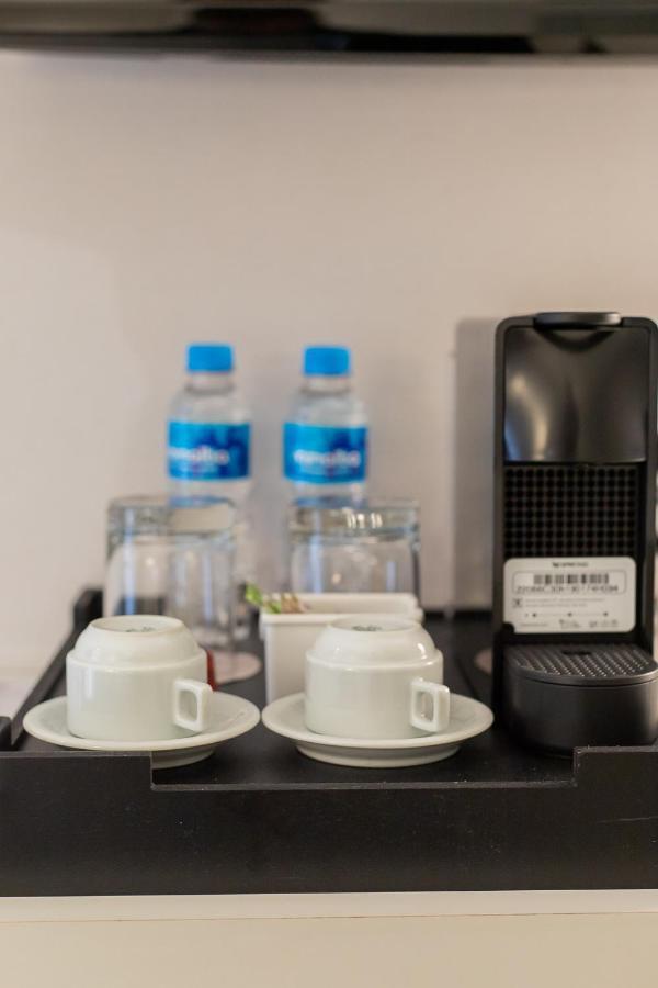 Radisson Rio De Janeiro Barra Hotel Exterior photo Bottled water in a hotel room