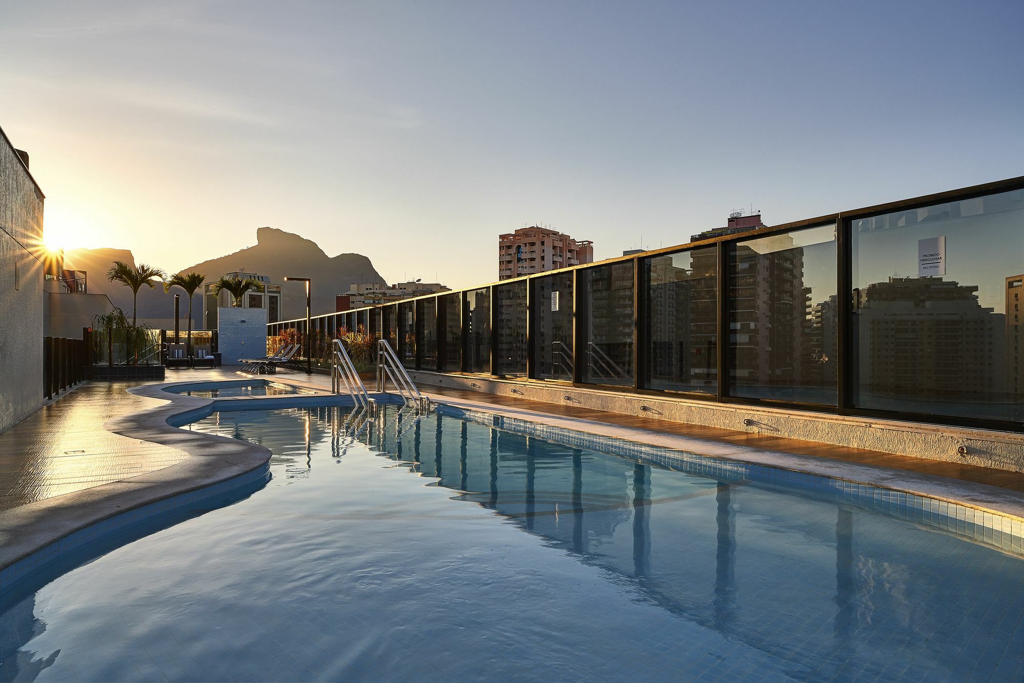 Radisson Rio De Janeiro Barra Hotel Exterior photo The rooftop pool at the hotel